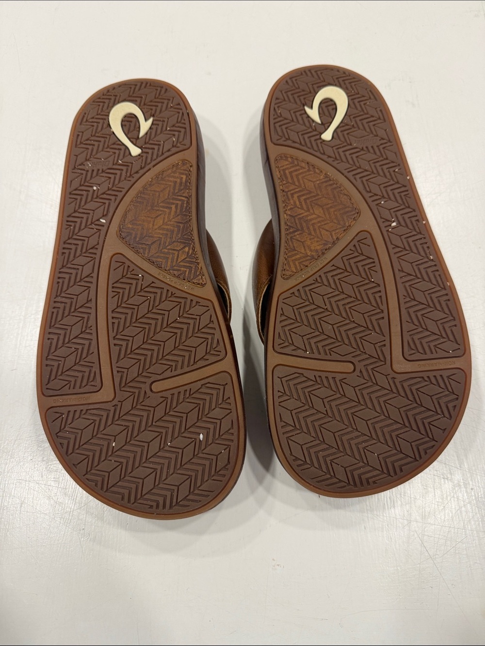 OluKai Men’s Brown Leather Thong Sandals - Picture 3 of 4